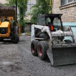 В Соломенском районе заасфальтировали половину придомовой территории