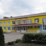 У линии фронта строят стадион и ремонтируют больницу со школой