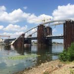 Местные продолжают блокировать строительство Подольского моста