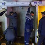 Возле станции метро разобрали незаконные торговые павильоны