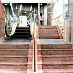 Курьезы: в Японии работает самый маленький в мире эскалатор. Фото