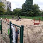 На Пражской построили площадку для собак